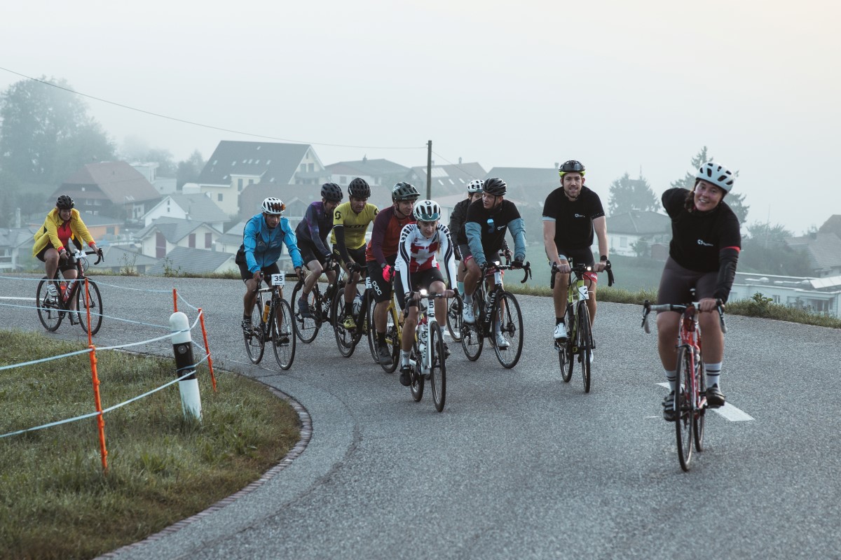 Fahrradgruppe fährt Anstieg hoch