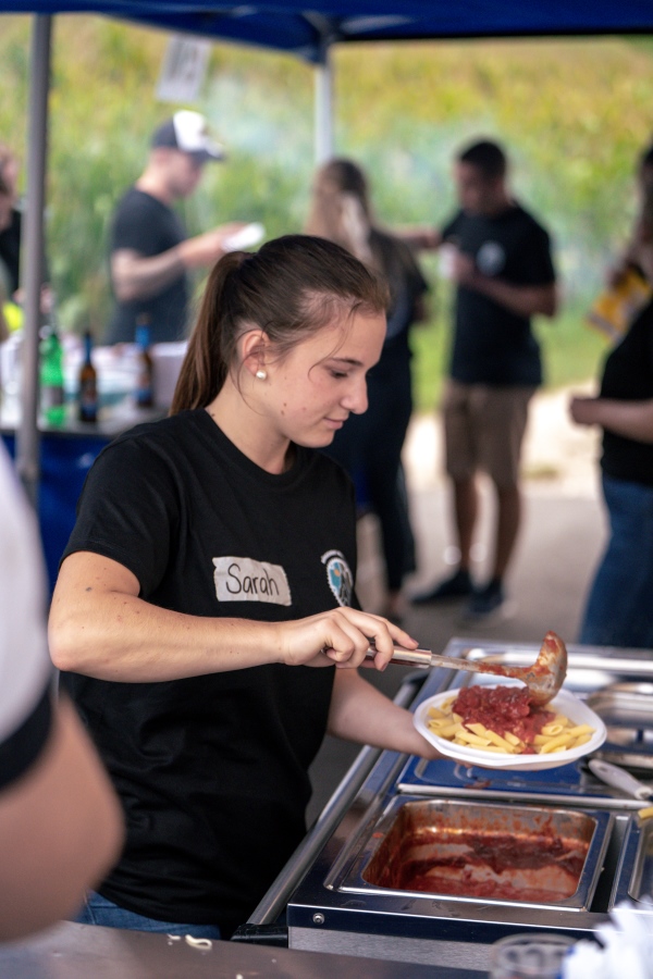 Pastaparty_Bärgevent Reitnau Essensausgabe für die Athleten.