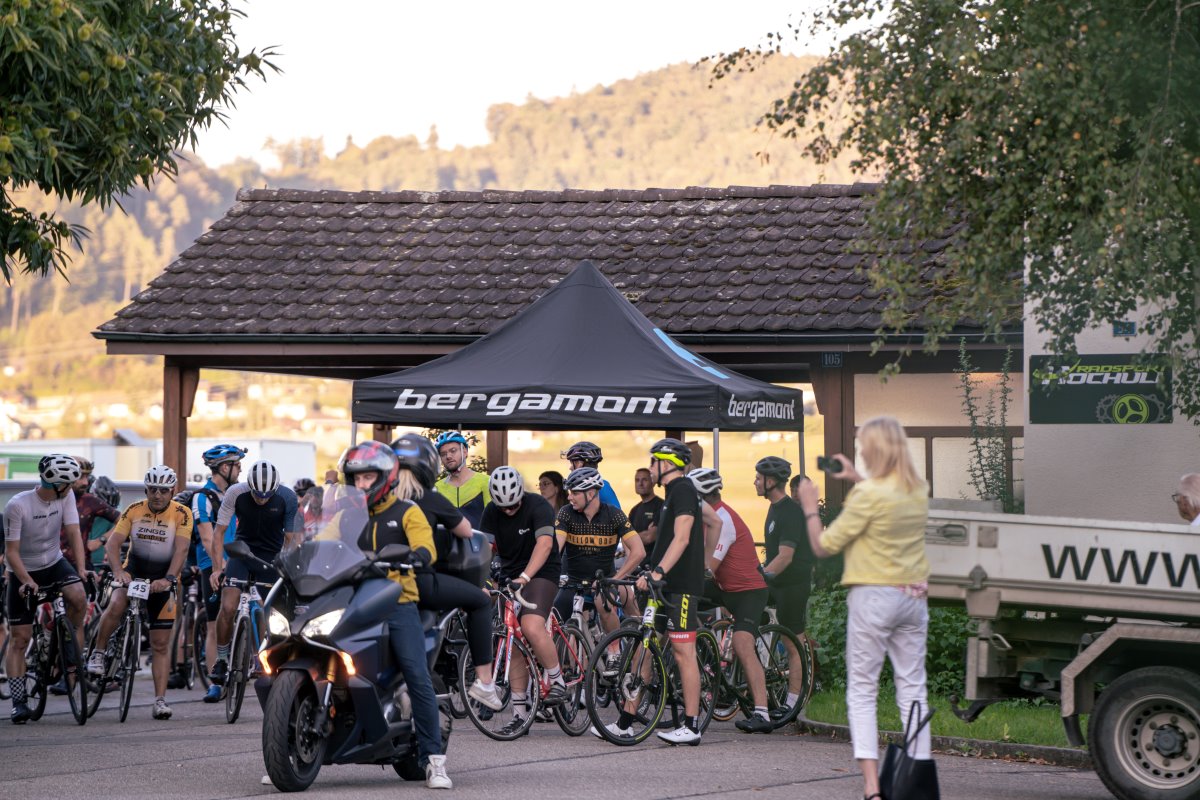 Fahrradfahrer stellen sich für den Start auf.