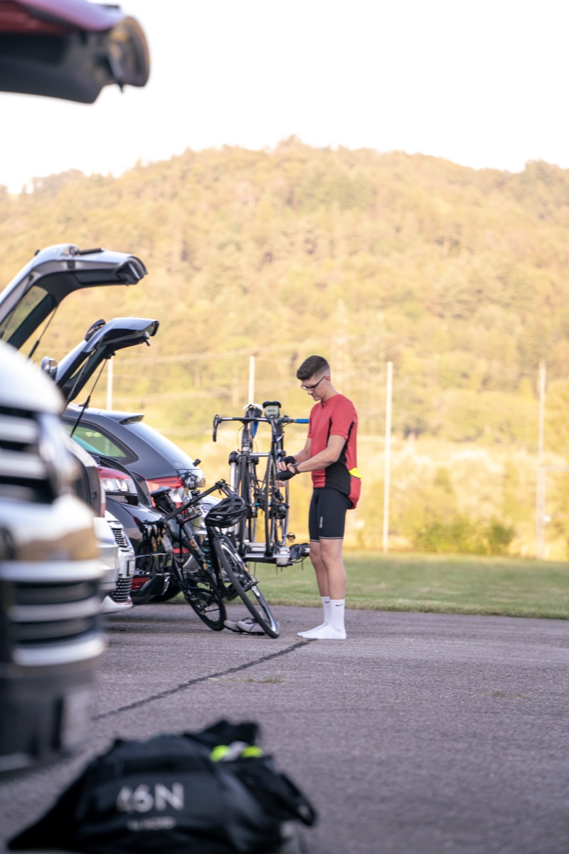 Die Fortbewegungsmittel für die nächsten Stunden werden bereit gemacht.