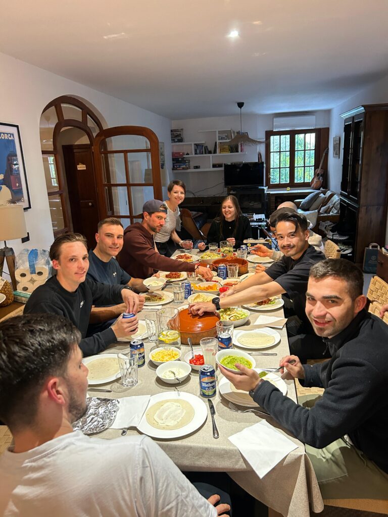 24together camp 24together camp 202 – Teilnehmer beim Essen